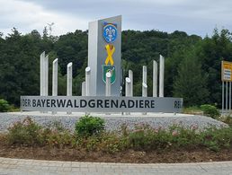 Am „Tag der Veteranen“ 2024 weihte die Stadt Regen den „Kreis der Solidarität“ als sichtbares Zeichen der Verbundenheit mit ihren Soldaten vom Panzergrenadierbataillon 112 ein. Foto: Günther Arend