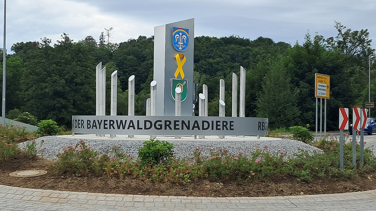 Am „Tag der Veteranen“ 2024 weihte die Stadt Regen den „Kreis der Solidarität“ als sichtbares Zeichen der Verbundenheit mit ihren Soldaten vom Panzergrenadierbataillon 112 ein. Foto: Günther Arend