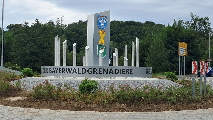Am „Tag der Veteranen“ 2024 weihte die Stadt Regen den „Kreis der Solidarität“ als sichtbares Zeichen der Verbundenheit mit ihren Soldaten vom Panzergrenadierbataillon 112 ein. Foto: Günther Arend