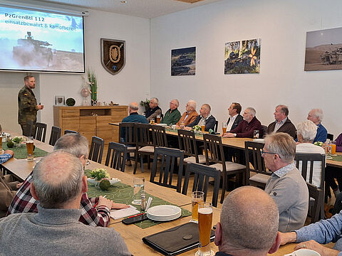 Kommandeur Oberstleutnant Sean Papendorf, berichtete bei der Mitgliederversammlung der KERH Regen von den Entwicklungen zur Stationierung der Brigade 45 Litauen, zu der auch die Regener Panzergrenadiere seines PzGrenBtl 112 gehören. Foto: hau