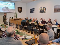 Kommandeur Oberstleutnant Sean Papendorf, berichtete bei der Mitgliederversammlung der KERH Regen von den Entwicklungen zur Stationierung der Brigade 45 Litauen, zu der auch die Regener Panzergrenadiere seines PzGrenBtl 112 gehören. Foto: hau