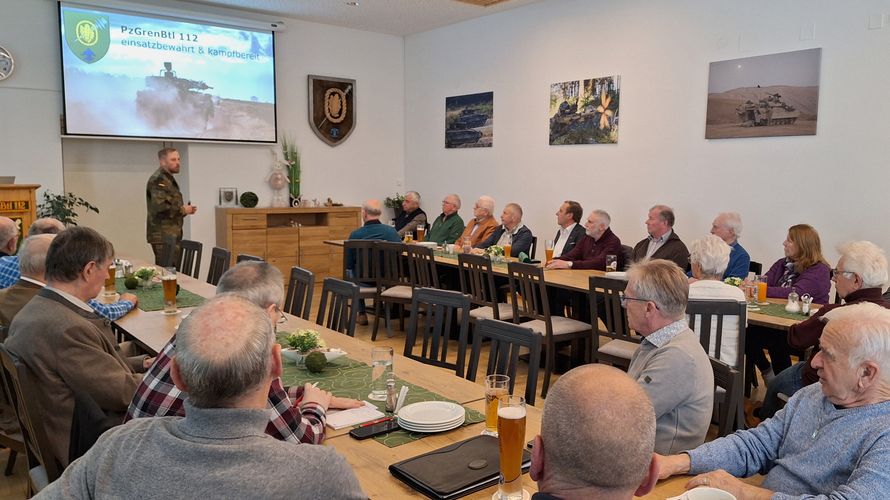 Kommandeur Oberstleutnant Sean Papendorf, berichtete bei der Mitgliederversammlung der KERH Regen von den Entwicklungen zur Stationierung der Brigade 45 Litauen, zu der auch die Regener Panzergrenadiere seines PzGrenBtl 112 gehören. Foto: hau