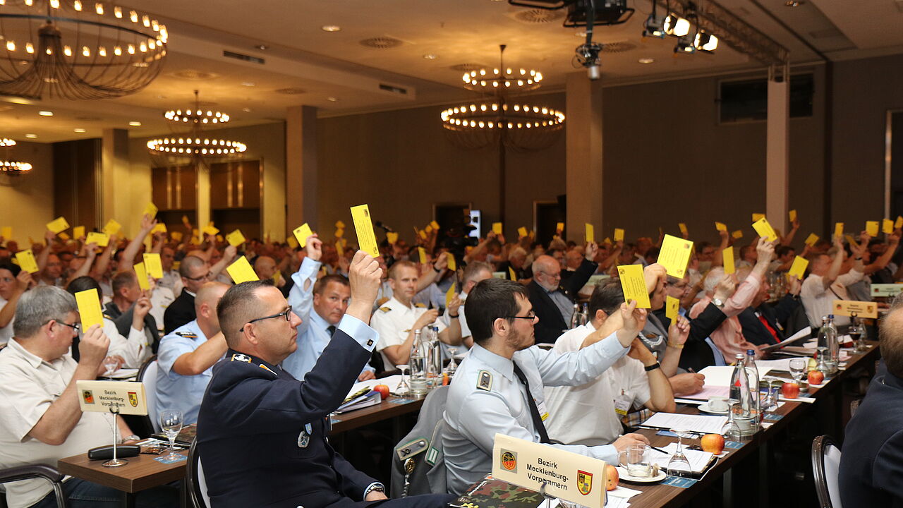 Viel Arbeit für die Delegierten: Über mehr als 200 Anträge wurde im Plenum abgestimmt Foto: DBwV/Kleinemas