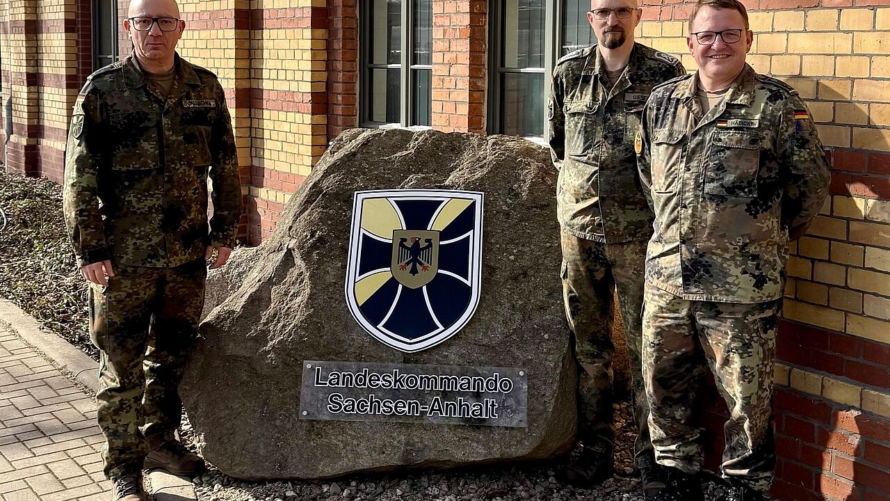 Der geschäftsführende Vorstand der TruKa Landeskommando Sachsen-Anhalt (von rechts nach links) Stabsfeldwebel Thomas Hädicke (Vorsitzender) Stabsfeldwebel Partick Giesecke (Schriftführer) und Stabsfeldwebel Sven Jaluschka (stellvertretender Vorsitzender). Foto: Gaan