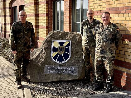 Der geschäftsführende Vorstand der TruKa Landeskommando Sachsen-Anhalt (von rechts nach links) Stabsfeldwebel Thomas Hädicke (Vorsitzender) Stabsfeldwebel Partick Giesecke (Schriftführer) und Stabsfeldwebel Sven Jaluschka (stellvertretender Vorsitzender). Foto: Gaan