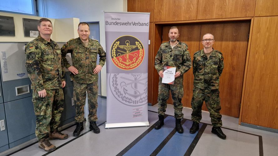 v.l.: Oberleutnant Kai Grabowski (Beisitzer), Hauptbootsmann Steffen Poppendieck, Stabsfeldwebel Sascha Triebold und Hauptmann Mathias Dokter-Jahn (stv. Vorsitzender TruKa). Foto: LV Nord 