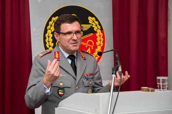 Brigadegeneral Georg Klein trug zur Personalführung vor Foto: DBwV/Bombeke