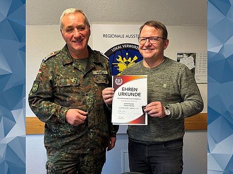 Im Rahmen der Vorstandssitzung der StOKa Burg / Magdeburg, konnte der Vorsitzenden, Stabsfeldwebel Dirk Wontka (l), Stabsfeldwebel Thomas Hädicke mit der Verdienstnadel in Bronze auszeichnen. Foto: Dirk Wontka