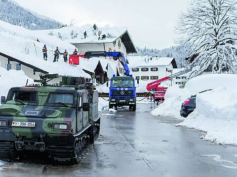 Nachdem militärischer Katastrophenalarm (milKATAL) ausgelöst worden ist, unterstützen im Januar 2019 Bundeswehrangehörige zusammen mit der Feuerwehr und dem Technischem Hilfswerk bei der Befreiung der Dächer von der Schneelast in Buchenhöhe/Bayern. Foto: Bundeswehr/Jonas Weber