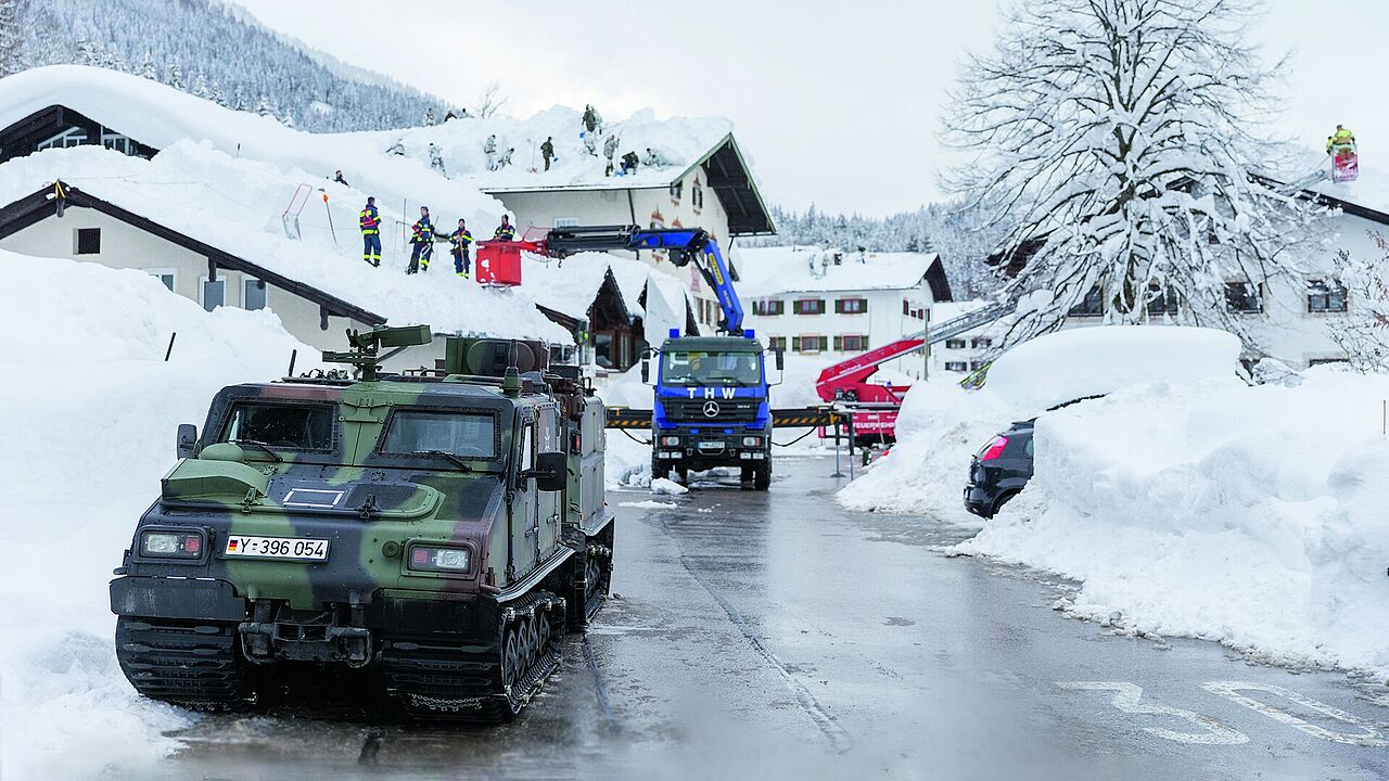 Nachdem militärischer Katastrophenalarm (milKATAL) ausgelöst worden ist, unterstützen im Januar 2019 Bundeswehrangehörige zusammen mit der Feuerwehr und dem Technischem Hilfswerk bei der Befreiung der Dächer von der Schneelast in Buchenhöhe/Bayern. Foto: Bundeswehr/Jonas Weber