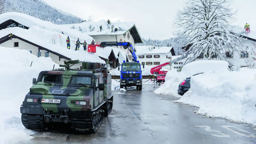 Nachdem militärischer Katastrophenalarm (milKATAL) ausgelöst worden ist, unterstützen im Januar 2019 Bundeswehrangehörige zusammen mit der Feuerwehr und dem Technischem Hilfswerk bei der Befreiung der Dächer von der Schneelast in Buchenhöhe/Bayern. Foto: Bundeswehr/Jonas Weber