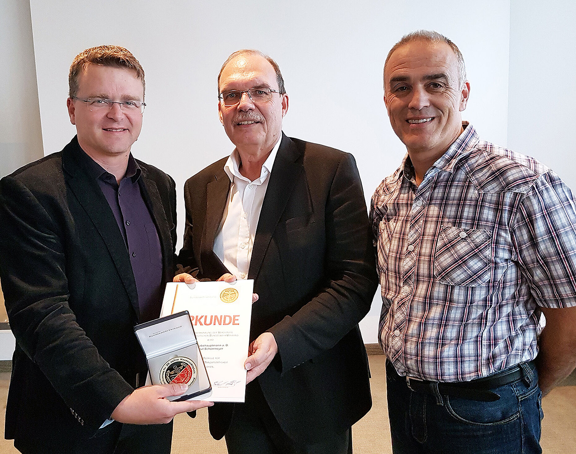 (v.l.) Oberstleutnant André Wüstner, Stabshauptmann a.D. Hartmut Schönmeyer und Oberstabsfeldwebel a.D. Jürgen Görlich (Foto: DBwV/Henning)