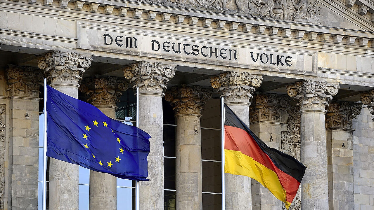 Deutsche Flagge und EU-Flagge vor dem Reichstagsgebäude: In der zweiten Jahreshälfte 2020 übernimmt Deutschland die EU-Ratspräsidentschaft. Foto: dpa