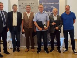 Beim Sommerfest der KERH Hammelburg ehrten Vorsitzender ERH Bernhard Hauber (v.l.n.r.) und KERH-Vorsitzender Hans-Joachim Berger die Kameraden Oberstleutnant a.D. Roland Nunn, Hauptmann a.D. Rüdiger Klug und Oberstabsfeldwebel a.D. Leonhard Rehberger. Foto: Franz Herrler