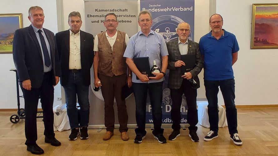 Beim Sommerfest der KERH Hammelburg ehrten Vorsitzender ERH Bernhard Hauber (v.l.n.r.) und KERH-Vorsitzender Hans-Joachim Berger die Kameraden Oberstleutnant a.D. Roland Nunn, Hauptmann a.D. Rüdiger Klug und Oberstabsfeldwebel a.D. Leonhard Rehberger. Foto: Franz Herrler
