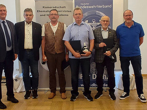 Beim Sommerfest der KERH Hammelburg ehrten Vorsitzender ERH Bernhard Hauber (v.l.n.r.) und KERH-Vorsitzender Hans-Joachim Berger die Kameraden Oberstleutnant a.D. Roland Nunn, Hauptmann a.D. Rüdiger Klug und Oberstabsfeldwebel a.D. Leonhard Rehberger. Foto: Franz Herrler