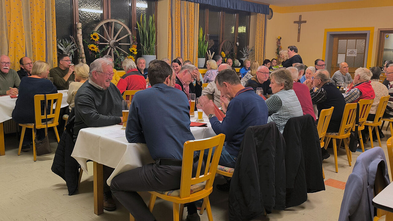 Fast 50 Mitglieder der KERH Memmingen füllten den Saal bei der Jahresabschlussfeier 2024. Foto: KEHR Memmingen