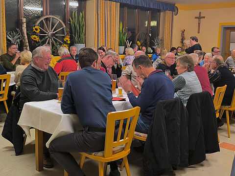 Fast 50 Mitglieder der KERH Memmingen füllten den Saal bei der Jahresabschlussfeier 2024. Foto: KEHR Memmingen