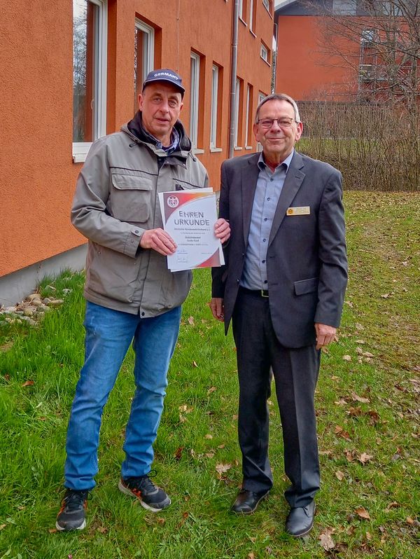 Bezirksvorsitzender Harald Lott dankte dem scheidenden TruKa-Vorsitzenden Guido Ruoß mit der Verdienstnadel in Silber des DBwV. Foto: DBwV/HL