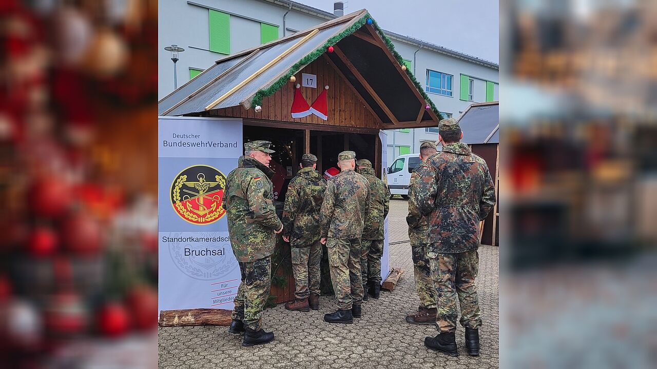 Ein besonderer Anziehungspunkt auf dem Weihnachtsmarkt auf dem Eichelberg Bruchsal war der Stand der Standortkameradschaft Bruchsal. Foto: Heiko Steng