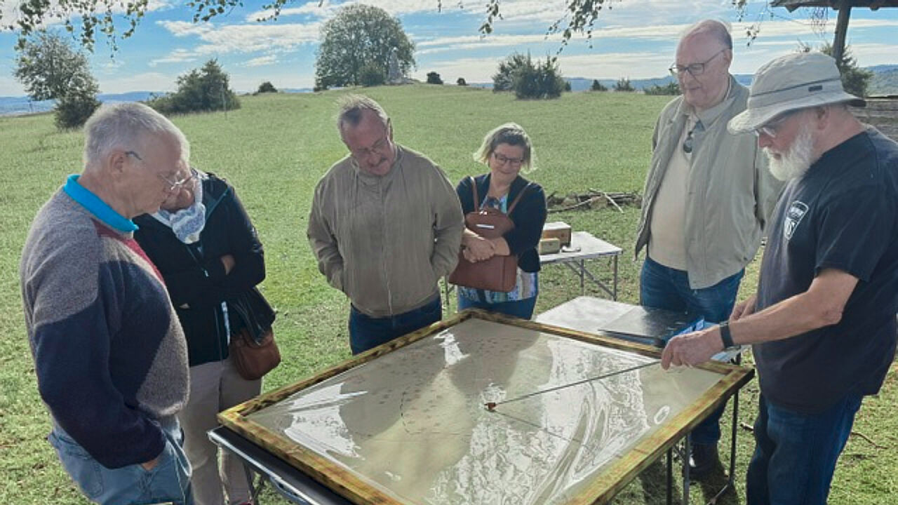 Stabsfeldwebel a.D. Jörg-Reiner Mayer-Karstadt erläutert die Truppenaufstellungen auf dem Albuch während der Schlacht von Nördlingen. Foto: Walter Proneth
