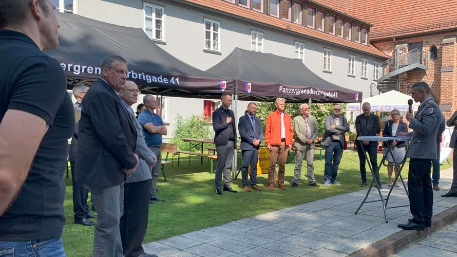 Der Kommandeur der Panzergrenadierbrigade 41, Brigadegeneral Ralf Peter Hammerstein  nutzte die Feierlichkeiten zum Veteranentag, um sich für die vielfältige Unterstützung der Stadt und ihrer Einwohnerinnen und Einwohner für die Angehörigen der Bundeswehr zu bedanken. Foto: Steffen Braun