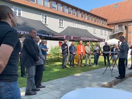 Der Kommandeur der Panzergrenadierbrigade 41, Brigadegeneral Ralf Peter Hammerstein  nutzte die Feierlichkeiten zum Veteranentag, um sich für die vielfältige Unterstützung der Stadt und ihrer Einwohnerinnen und Einwohner für die Angehörigen der Bundeswehr zu bedanken. Foto: Steffen Braun