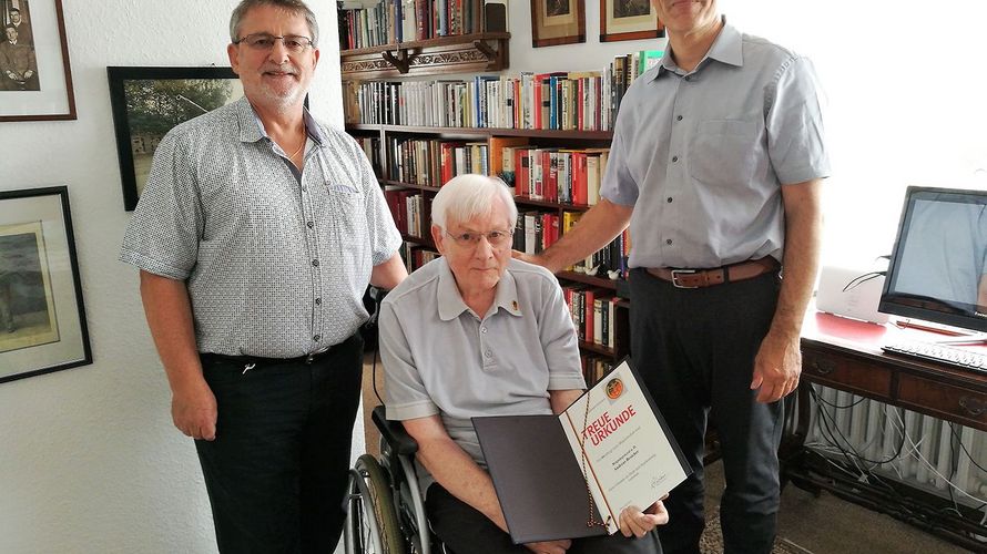 Roland Späth und Jürgen Görlich besuchten Brigadegeneral a.D. Andreas Broicher anlässlich seines Jubiläums Foto: DBwV/Werner Derissen