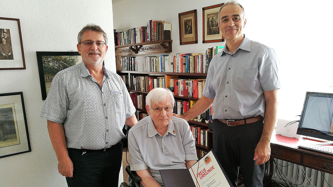 Roland Späth und Jürgen Görlich besuchten Brigadegeneral a.D. Andreas Broicher anlässlich seines Jubiläums Foto: DBwV/Werner Derissen
