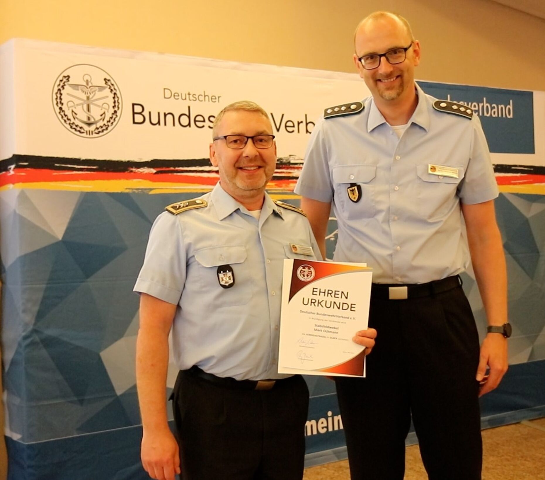 Für seine Verdienste um den DBwV wurde Stabsfeldwebel Mark Ochmann (l.) von Hauptmann Christian Weber mit der Verdienstnadel in Silber ausgezeichnet. Foto: DBwV/Sarina Flachsmeier