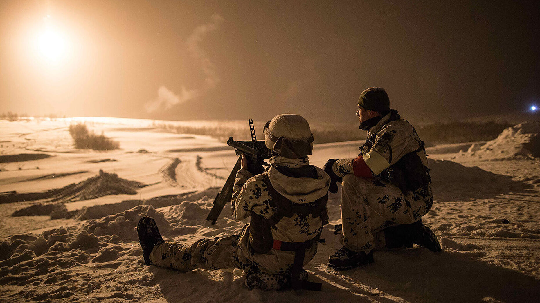 Mit einer Leuchtpatrone wird das Vorfeld beleuchtet. Ein Soldat bekämpft feindliche Truppen mit einer Granatpistole. Foto: Bundeswehr/Neumann