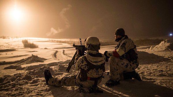 Mit einer Leuchtpatrone wird das Vorfeld beleuchtet. Ein Soldat bekämpft feindliche Truppen mit einer Granatpistole. Foto: Bundeswehr/Neumann
