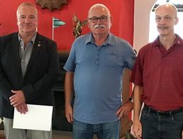 Kameradschaftsvorsitzender Werner Döring übergab die Treueurkunde an Reinhard Felsmann (li) und Veit Fuchs (re). (Foto: KERH Südliches Saarland)