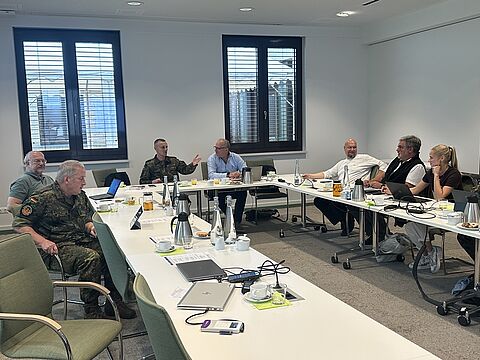 Die AG X traf sich unter der Leitung von Oberstleutnant i.G. Marcel Bohnert (dritter von links) zur letzten Sitzung vor der Hauptversammlung. Foto: DBwV/Katja Gersemann