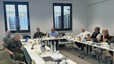 Die AG X traf sich unter der Leitung von Oberstleutnant i.G. Marcel Bohnert (dritter von links) zur letzten Sitzung vor der Hauptversammlung. Foto: DBwV/Katja Gersemann