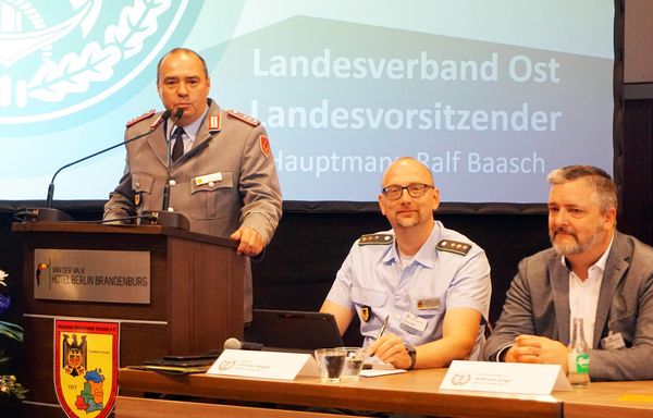 Hauptmann Ralf Baasch informierte zu Schwerpunkten der Tätigkeit des Landesvorstands seit der Landesversammlung 2023. Foto: DBwV/Kruse