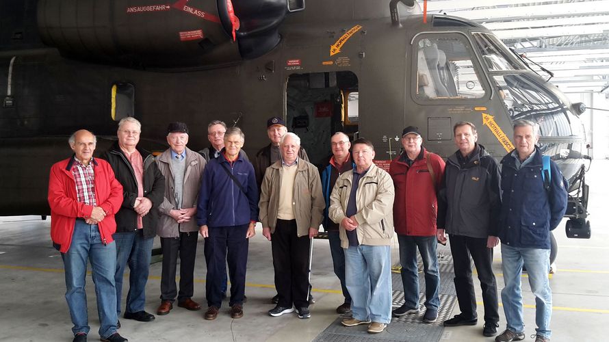 Die Besucher vor einer CH-53 GA. Foto: HSG 64/Lt Haseloff