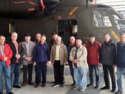 Die Besucher vor einer CH-53 GA. Foto: HSG 64/Lt Haseloff