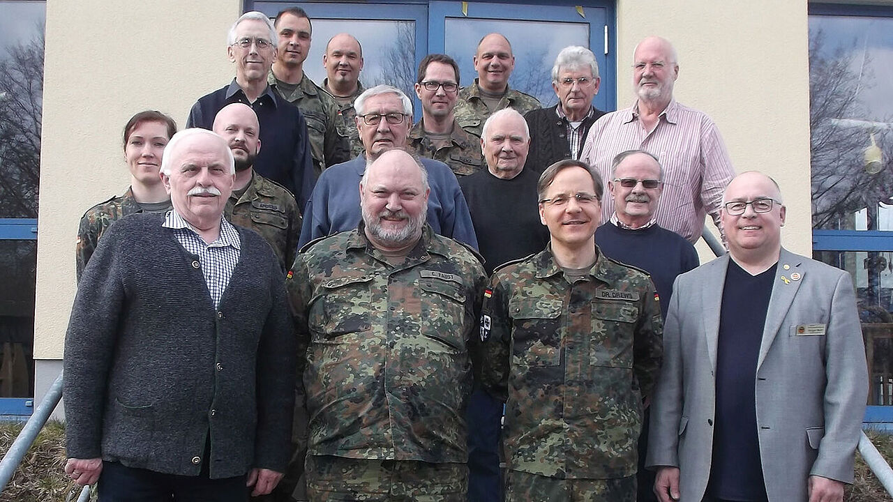Oberstleutnant Dirk Drews ( 3.v.l.) ist neuer Vorsitzender der Standortkameradschaft in Mayen.