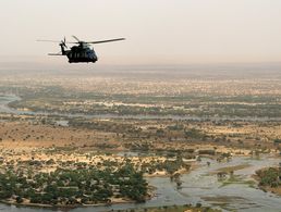 Ein NH90 des Heeres im Februar 2017 über Mali. Die Bundeswehr wird nach Angaben der Verteidigungsministerin wieder Transporthubschrauber in den MINUSMA-Einsatz bringen. Foto: Bundeswehr/Sebastian Wilke 