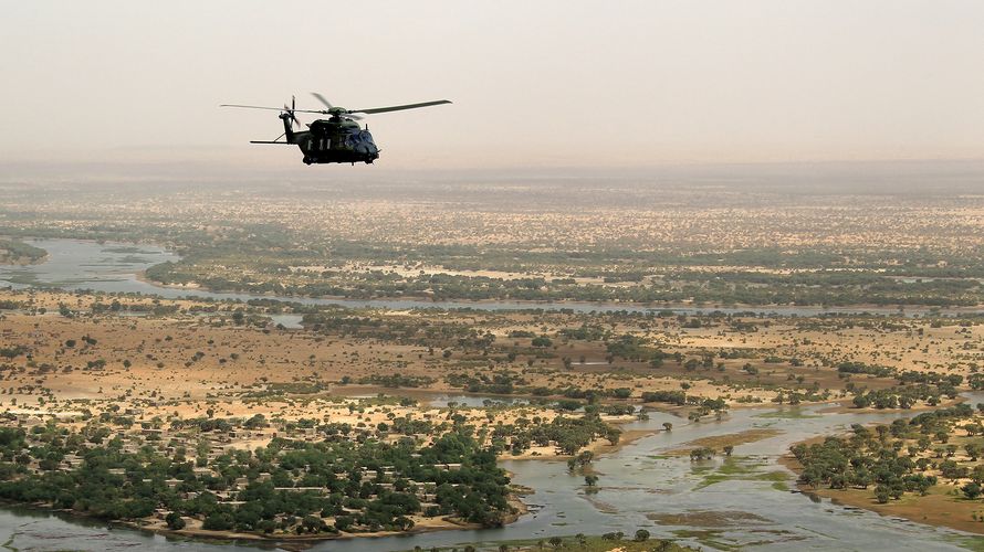 Ein NH90 des Heeres im Februar 2017 über Mali. Die Bundeswehr wird nach Angaben der Verteidigungsministerin wieder Transporthubschrauber in den MINUSMA-Einsatz bringen. Foto: Bundeswehr/Sebastian Wilke 