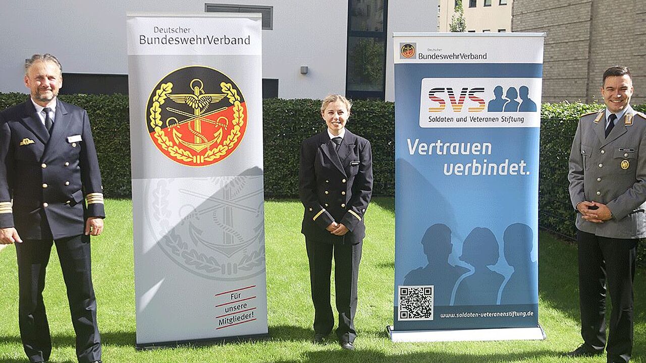 Übergabe der Leitung des Organisationsteams für den Solilauf in Berlin: Leutnant zur See Mirjana Springfeld übernahm die Verantwortung von Leutnant Jan Philipp Schuster (r.). Der stellvertretende SVS-Vorsitzende Fregattenkapitän Marco Thiele freut sich auf eine weiterhin erfolgreiche Zusammenarbeit mit den Studierenden der UniBw Hamburg. Foto: DBwV/Yann Bombeke