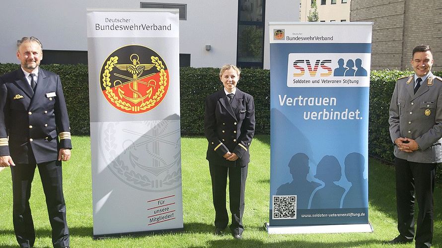 Übergabe der Leitung des Organisationsteams für den Solilauf in Berlin: Leutnant zur See Mirjana Springfeld übernahm die Verantwortung von Leutnant Jan Philipp Schuster (r.). Der stellvertretende SVS-Vorsitzende Fregattenkapitän Marco Thiele freut sich auf eine weiterhin erfolgreiche Zusammenarbeit mit den Studierenden der UniBw Hamburg. Foto: DBwV/Yann Bombeke