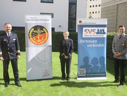 Übergabe der Leitung des Organisationsteams für den Solilauf in Berlin: Leutnant zur See Mirjana Springfeld übernahm die Verantwortung von Leutnant Jan Philipp Schuster (r.). Der stellvertretende SVS-Vorsitzende Fregattenkapitän Marco Thiele freut sich auf eine weiterhin erfolgreiche Zusammenarbeit mit den Studierenden der UniBw Hamburg. Foto: DBwV/Yann Bombeke