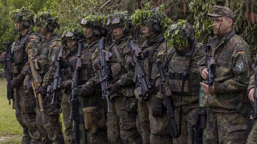Soldaten bei einer Übung in Hammelburg: Der seit Jahren bekannte Beförderungsstau bei der Bundeswehr lässt sich wohl nur mit zusätzlichen Planstellen auflösen. Archivfoto: DBwV/Yann Bombeke