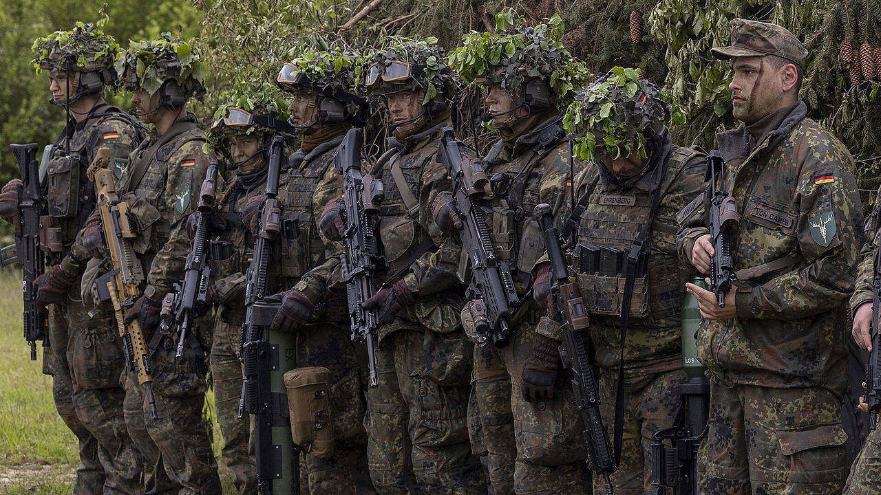 Soldaten bei einer Übung in Hammelburg: Der seit Jahren bekannte Beförderungsstau bei der Bundeswehr lässt sich wohl nur mit zusätzlichen Planstellen auflösen. Archivfoto: DBwV/Yann Bombeke