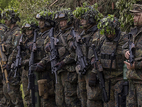 Soldaten bei einer Übung in Hammelburg: Der seit Jahren bekannte Beförderungsstau bei der Bundeswehr lässt sich wohl nur mit zusätzlichen Planstellen auflösen. Archivfoto: DBwV/Yann Bombeke