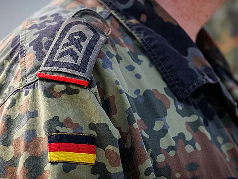 Die Beförderung zum Stabsfeldwebel setzt eine Dienstzeit von 16 Jahren voraus. Laut aktueller Rechtsprechung genügt diese Mindestdienstzeit nicht dem im Grundgesetz festgeschriebenen Leistungsgrundsatz. Foto: picture alliance/photothek.de/Juliane Sonntag