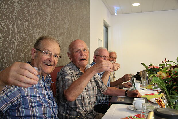 Natürlich stießen die Kameraden auf 60 Jahre Mitgliedschaft im DBwV an Foto: Hans-Peter Pesch