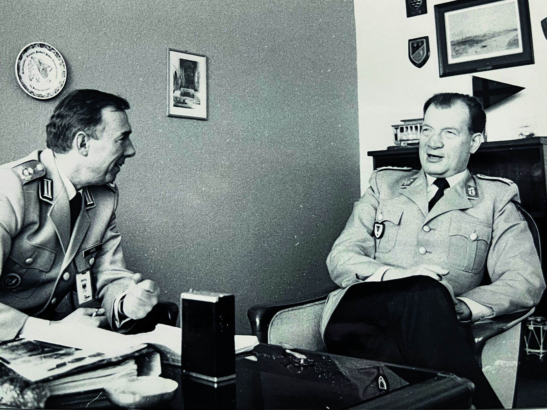 Peter Uhde im Gespräch mit dem früheren Inspekteur des Heeres, General Hans-Henning von Sandrart, der ab 1987 als Oberbefehlshaber Allied Forces Central Europe der NATO diente.